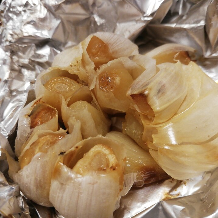 おつまみに最適！魚焼きグリルでにんにくのホイル焼き